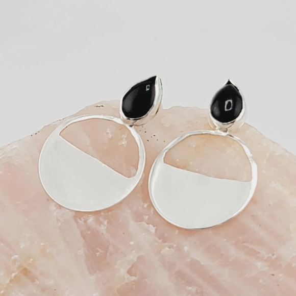BLACK ONYX ROUND POST EARRINGS HANDMADE IN STERLING SILVER METAL - Picture 1 of 5